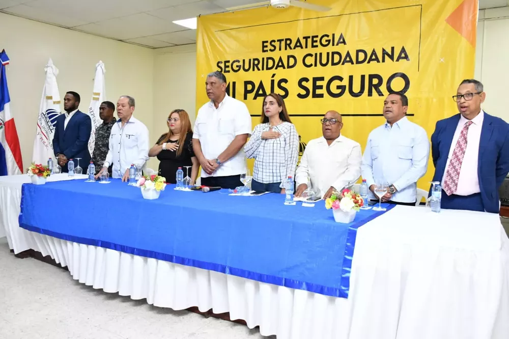 Azua entrega a Interior y Policía 104 armas ilegales 2