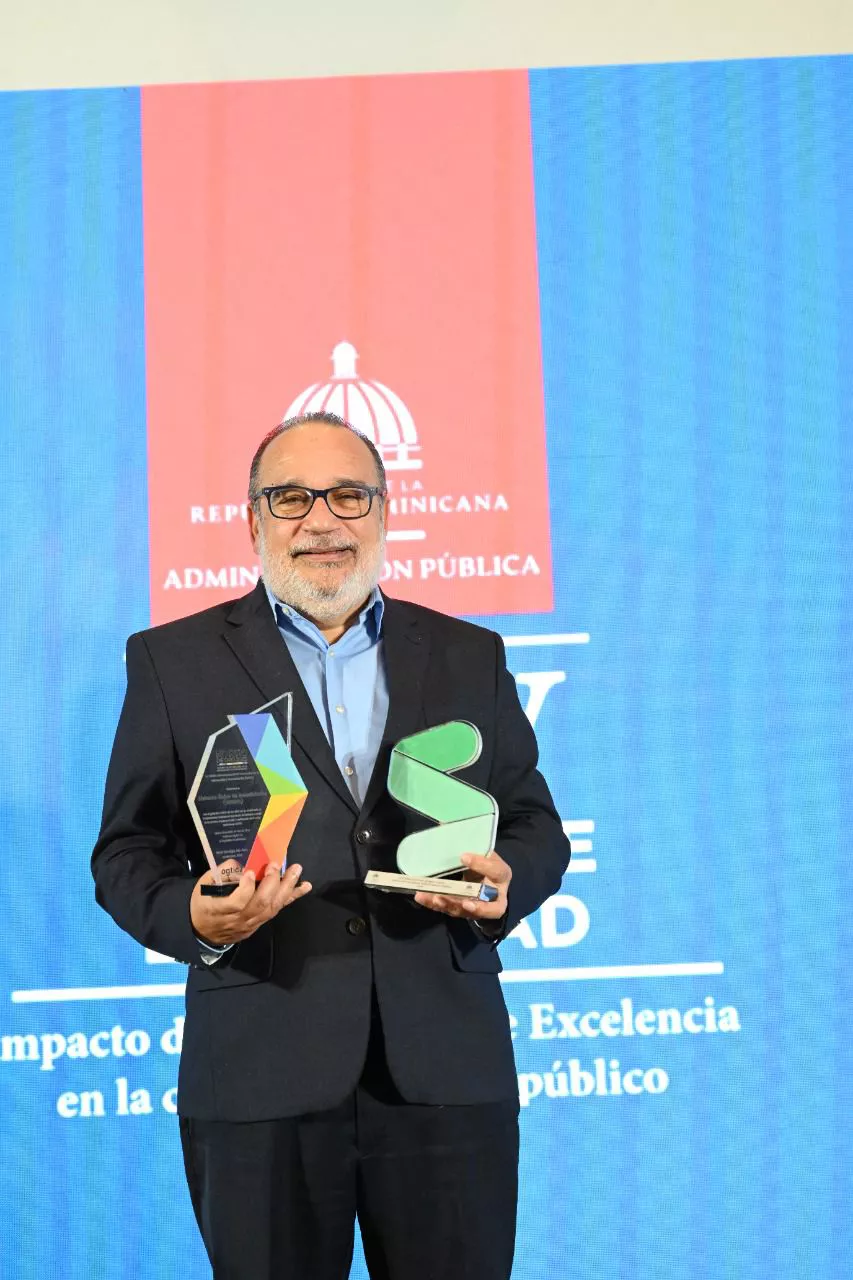 Foto director con reconocimientos OGTIC y SISMAP