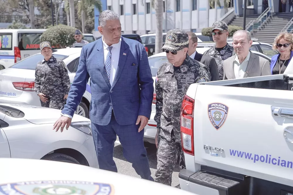 Ministerio de Interior entrega 30 vehículos a la Policía 4