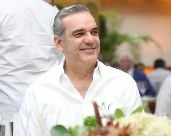 abinader-vive-momentos-favorables-de-su-gestion