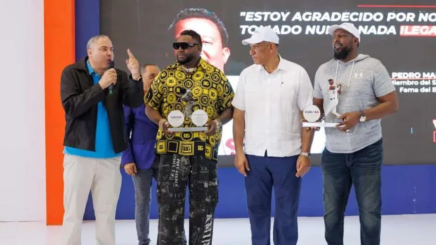 exbeisbolistas-inspiran-a-jovenes-en-bani-en-de-vuelta-al-barrio-focus-min0.01-0.46-896-504