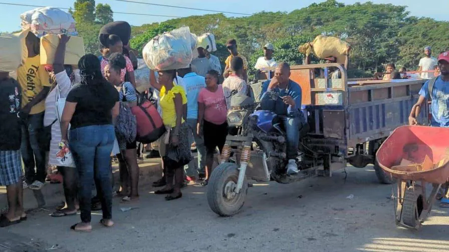 haitianos-continuan-cruzando-en-masa-a-dajabon--focus-0-0-896-504