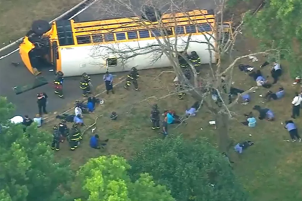 un-grupo-de-personas-en-un-barco-en-el-agua-470404a9