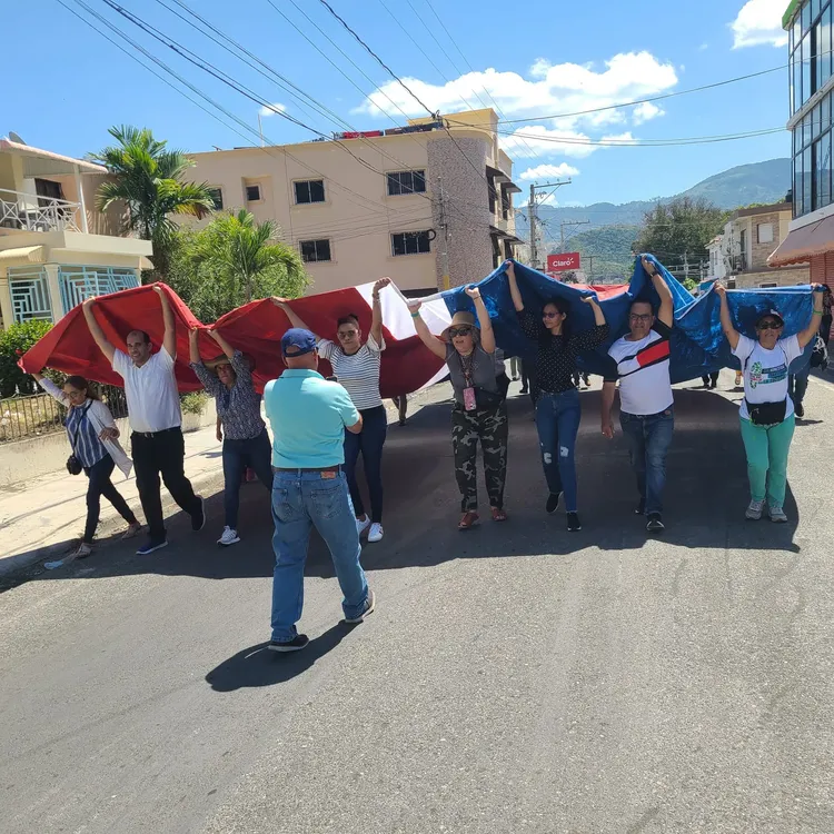 Momento del traslado de la bandera