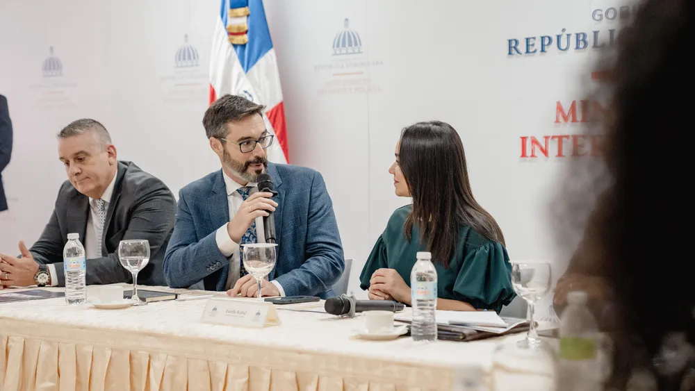 El director de El PAcCTO conversa con la ministra Raful.
