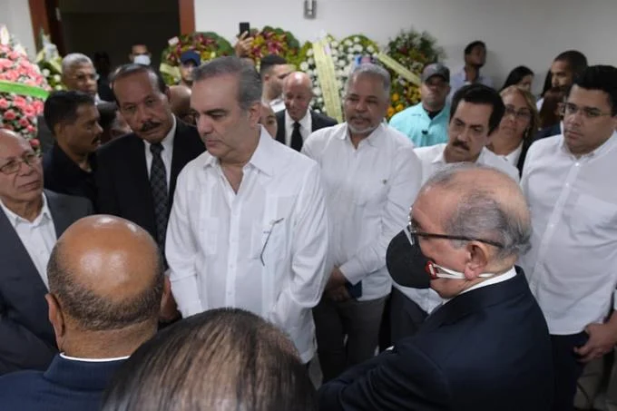 abinader-y-danilo-conversan-un-rato-en-velatorio-de-la-madre-de-temo-y-jose-montas