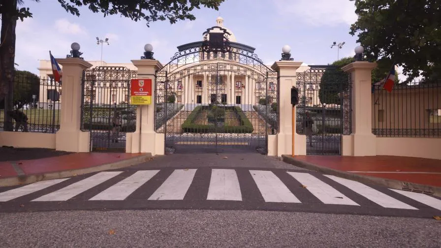 hombre-estrella-su-vehiculo-contra-puertas-del-palacio-nacional-focus-0-0-896-504