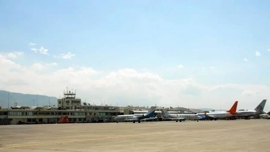 rd-aconseja-a-aerolineas-evitar-vuelos-a-puerto-principe-focus-0-0-896-504
