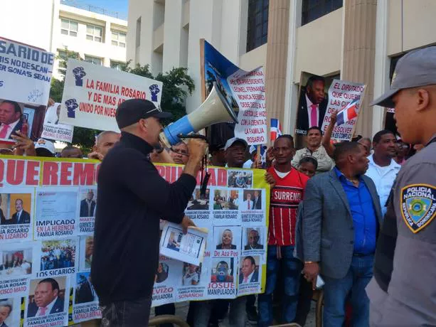 integrantes-de-familia-rosario-se-manifiestan-a-favor-y-en-contra-de-abogado-portorreal