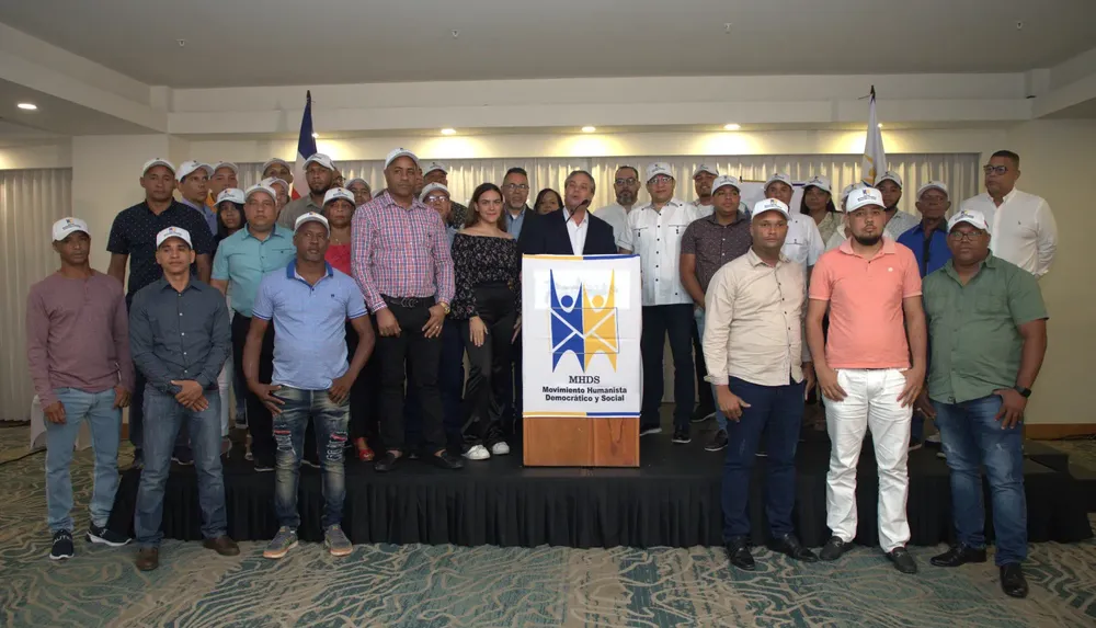 Parte de los miembros del movimiento que apoyan candidatura de Luis Abinader