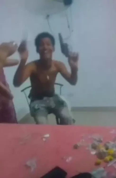policia-da-seguimiento-a-jovenes-que-figuran-en-videos-con-armas-de-fuego-y-dinero-robado