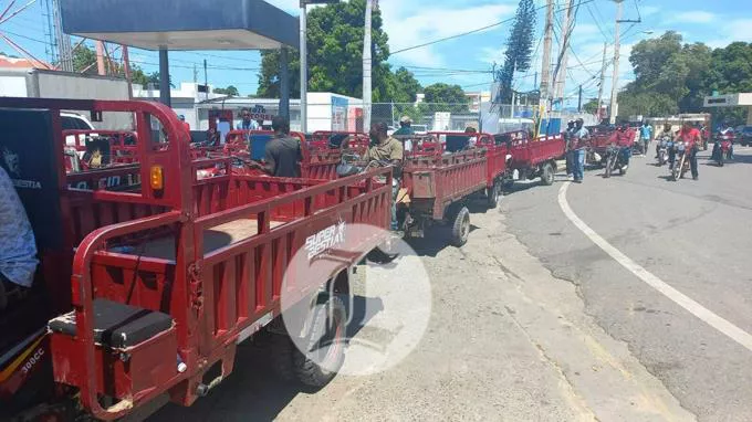 mercado-normal-en-dajabon-y-largas-filas-de-haitianos-comprando-combustibles