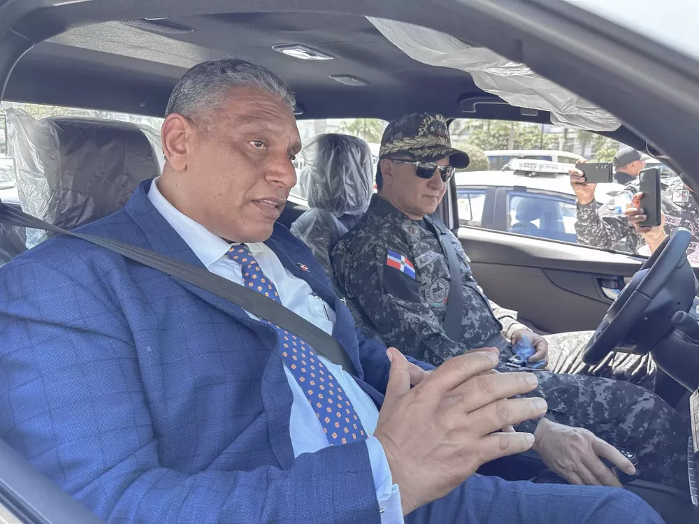 Ministerio de Interior entrega 30 vehículos a la Policía