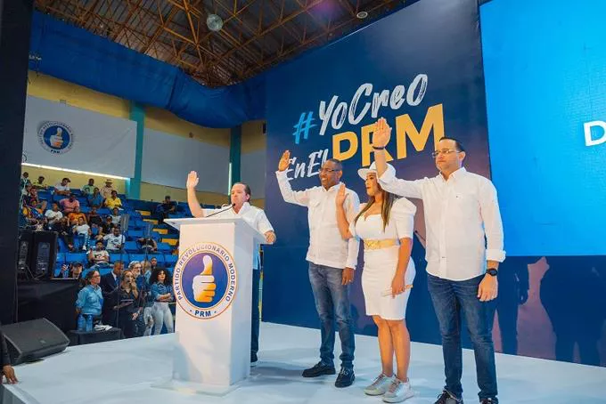 diputado-carlos-sanchez-un-regidor-y-22-presidentes-de-comites-intermedios-se-juramentan-en-el-prm