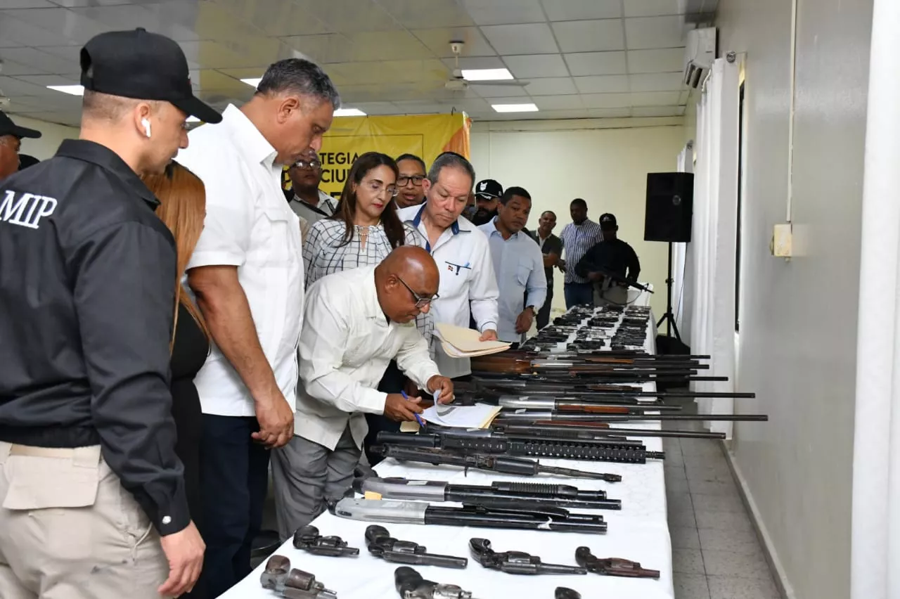 Azua entrega a Interior y Policía 104 armas ilegales 1