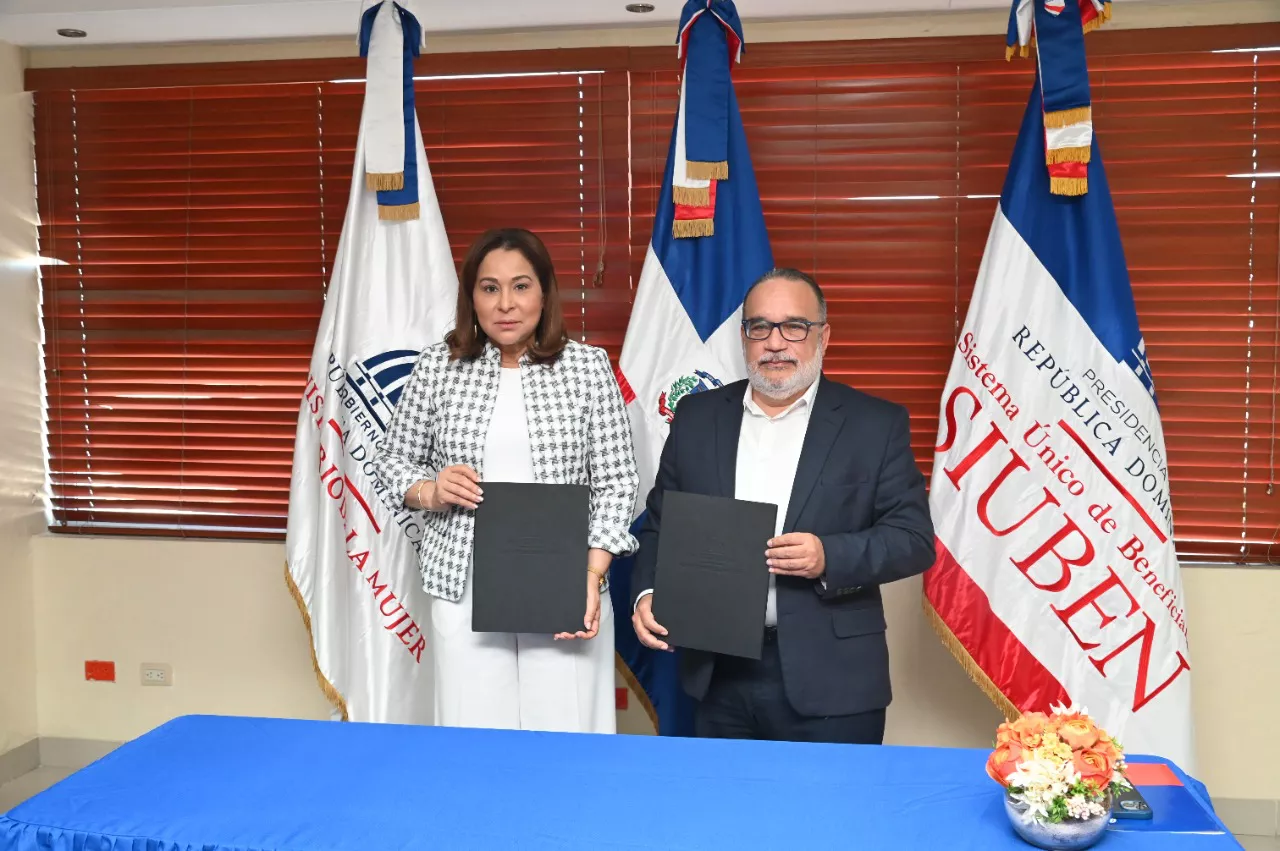 Foto firma de convenio SIUBEN Y Ministerio de la Mujer 2