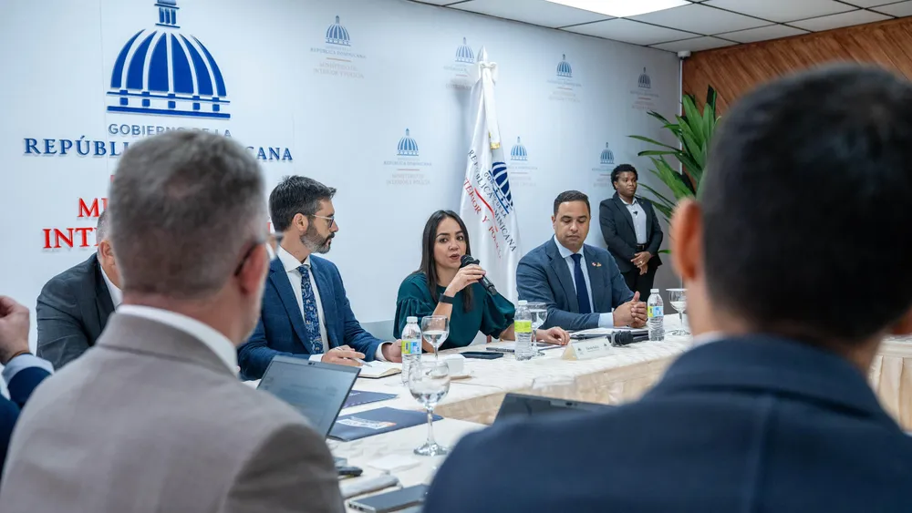 La ministra Faride Raful durante la reunión de alto nivel con una comitiva de la Unión Europea.