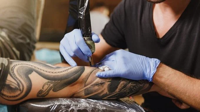 piden-supervisar-centros-de-tatuajes-por-la-viruela