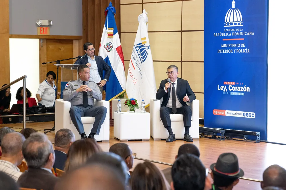 Luis Ernesto Garc铆a, Comisionado Ejecutivo para la Reforma, de la Polic铆a Nacional junto a Bismarck Hern谩ndez, coronel de la Polic铆a