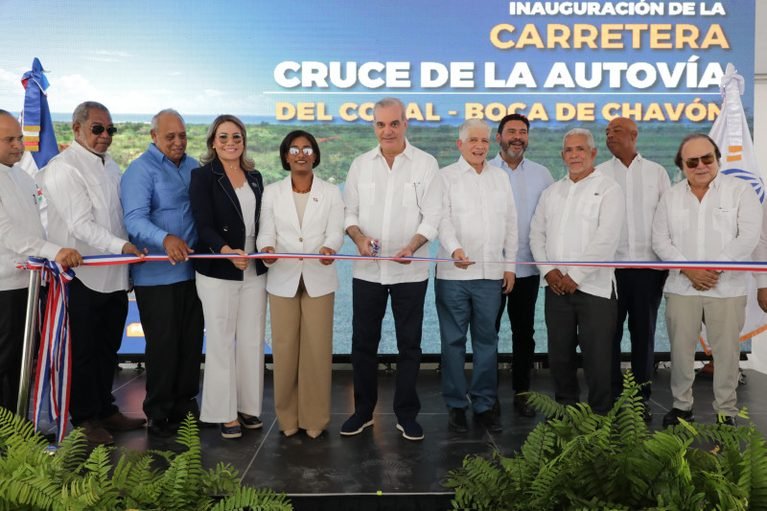 Abinader inaugura la carretera de Boca de Chavón